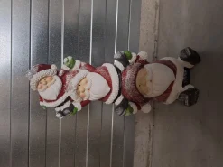 3 kerstmannen op elkaar met lichtjes