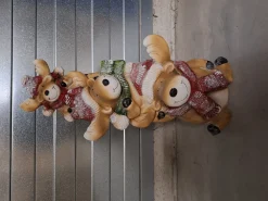 3 rendieren op elkaar met lichtjes