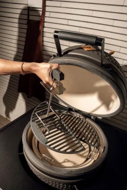 Barbecue grillrooster lifter