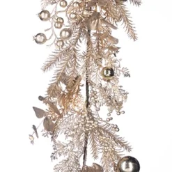 Guirlande met dennen, bessen en kerstballen