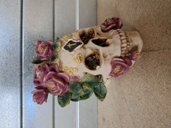 Schedel met kruis en roze rozen